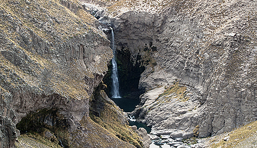 Hatun Paqcha Waterfall